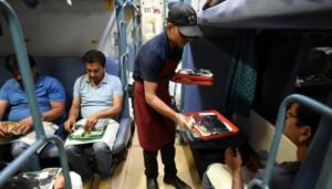 अब रेल यात्रियों के खाने का बढ़ेगा स्वाद, मौसम के अनुसार मिलेगी सब्जियां