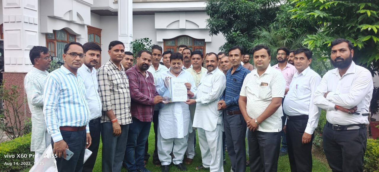 शिक्षकों ने पेंशन बहाली के लिए विधायक को सौंपा ज्ञापन