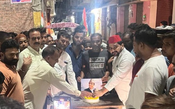 Azam Khan के जन्मदिन पर सपाईयों ने काटा केक, लंबी उम्र व अच्छी सेहत के लिए की दुआ