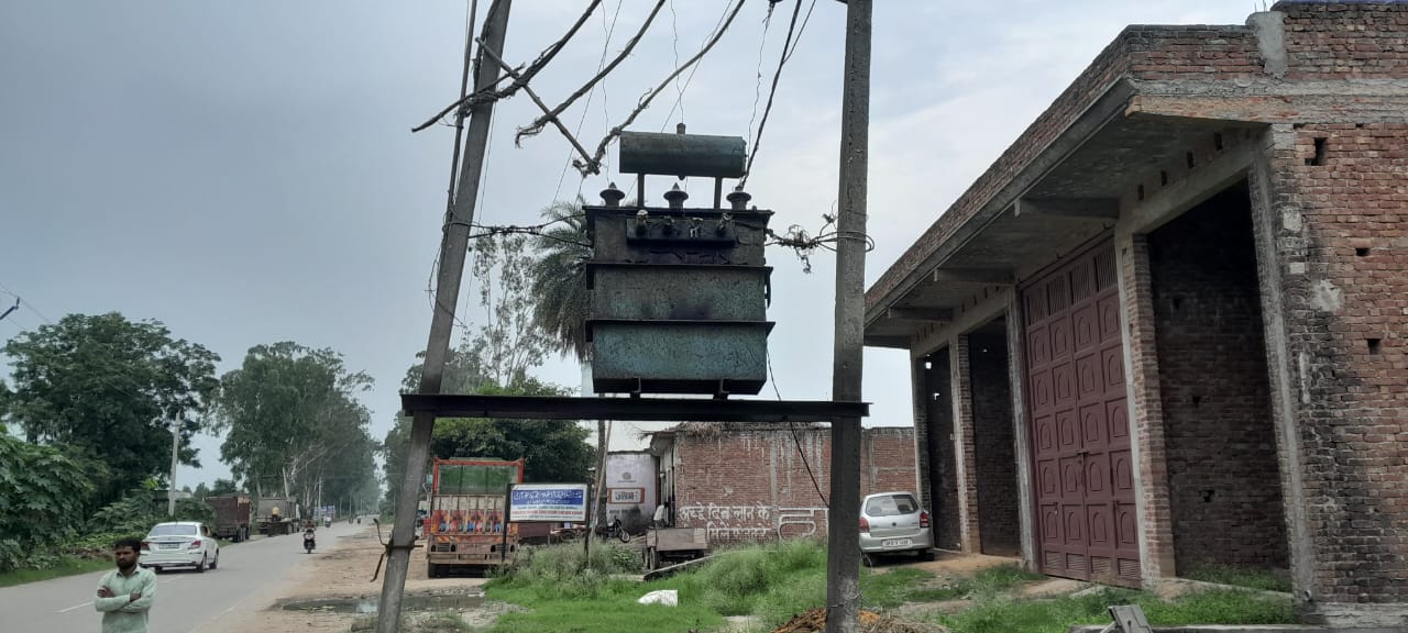 Moradabad News: दो दिन में 2 ट्रांसफार्मर फुके, अंधेरे में उपभोक्ता, शिकायत पर भी सुनवाई नहीं