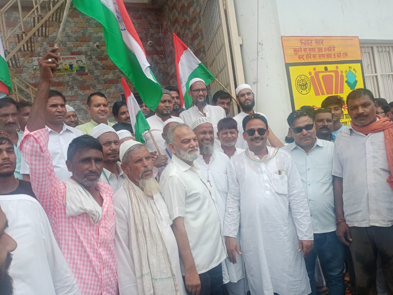 Independence day 2023: शरीफ नगर पंचायत भवन में ग्राम प्रधान पति ने किया ध्वजारोहण