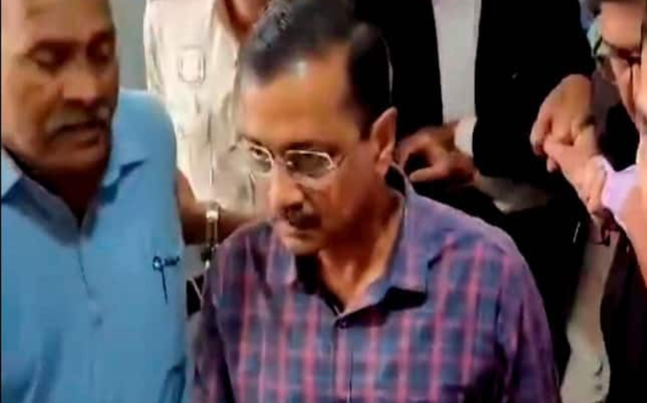 दिल्ली के सीएम अरविंद केजरीवाल को किया गिरफ्तार।