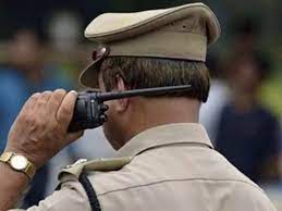 देखिये जब पुलिस ने अचानक खटखटाया दरवाज़ा,अंदर का नज़ारा देख तुरंत निकाला रुमाल