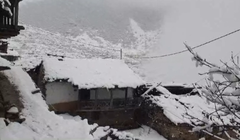 उत्तराखंड : नीती घाटी में भारी बर्फबारी से लोगों की बढ़ीं मुश्किलें।