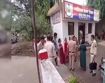 कुछ इस तरह पत्नी के हत्थे चढ़ी पति की प्रेमिका,सहेलियों को साथ में मिलाकर बीच सड़क पर दिया कांड को अंजाम