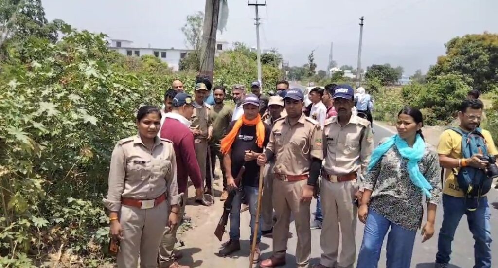 हल्द्वानी के इस इलाके में आराम फरमा रही बाघिन और उसका शावक, लोगों में दहशत