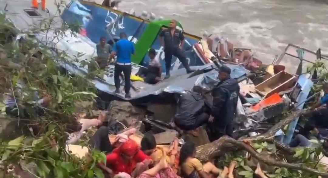 बड़ा सड़क हादसा: 40 लोगों को ले जा रही भारतीय बस नदी में गिरी, 14 की मौत..वीडियो