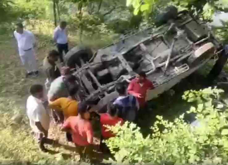 उत्तराखंड: यहां शिक्षकों की गाड़ी दुर्घटनाग्रस्त हो गई..