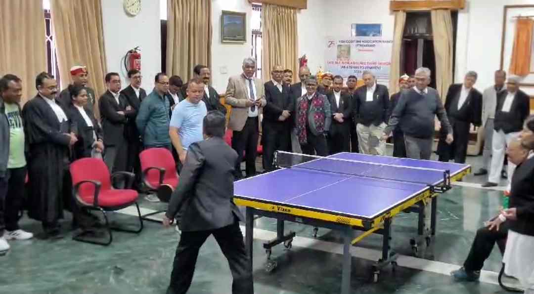 नैनीताल- टीटी_वीडियो में हाथ आजमाते दिखे हाईकोर्ट के कार्यवाहक सीजे और जज