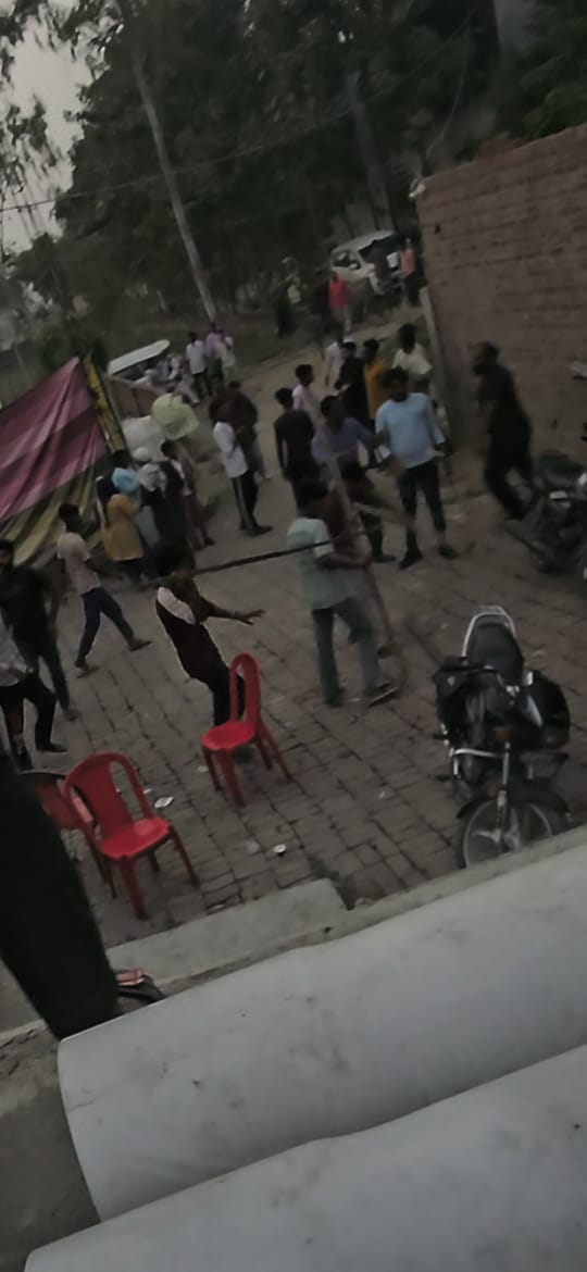 स्वार : लखीमपुर के मैरिज हॉल में बारातियो के साथ हुई जमकर मारपीट बारात घर में घुसे लोग देखें वीडियो ,