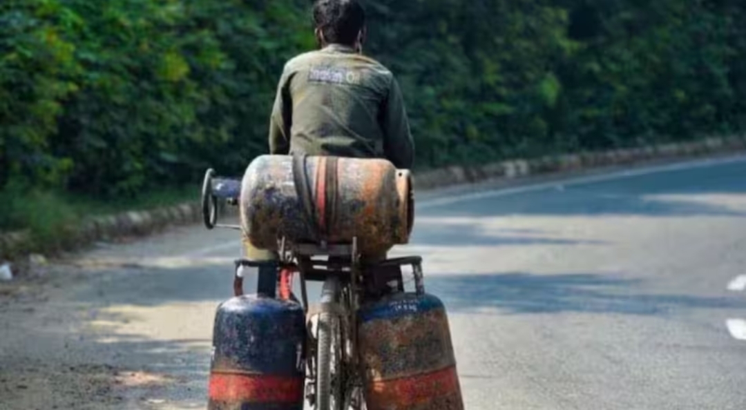 दिवाली पर महंगाई का झटका_ 62 रुपये बढ़े एलपीजी गैस सिलेंडर के दाम..