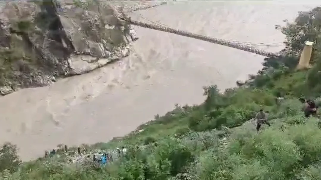 BIG BREAKING :  ऋषिकेश-बदरीनाथ हाईवे पर कहर – टेंपो ट्रैवलर अलकनंदा में समाया, यात्रियों में चीख-पुकार!