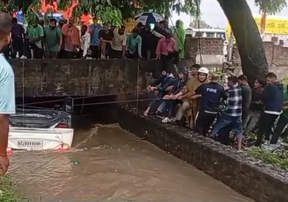 (दुःखद) हल्द्वानी: मूसलधार बारिश में बड़ा हादसा,नहर में गिरी कार; चार की मौत, तीन गंभीर घायल VIDEO